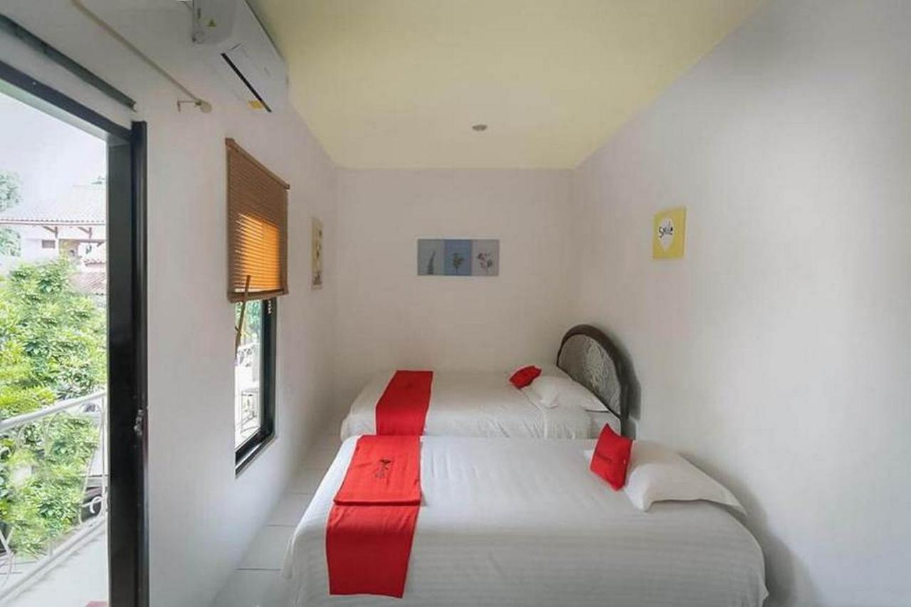 RedDoorz near RS Mitra Keluarga Depok Hotel Bagian luar foto