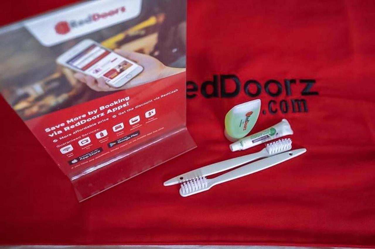 RedDoorz near RS Mitra Keluarga Depok Hotel Bagian luar foto