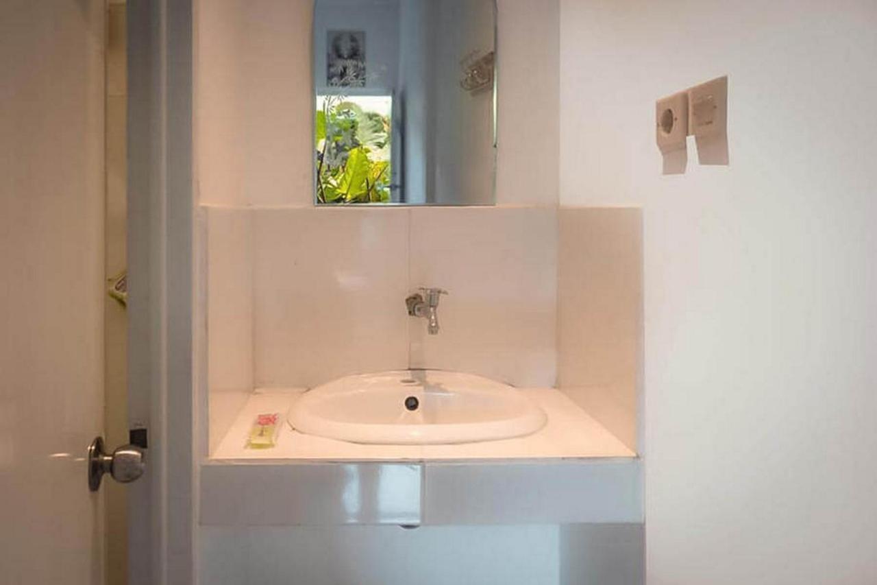 RedDoorz near RS Mitra Keluarga Depok Hotel Bagian luar foto